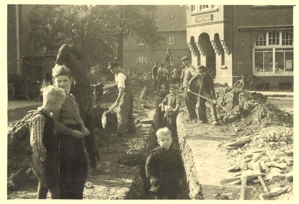 Bau der Wasserleitung Büderich 1951: In der Kunibertstraße